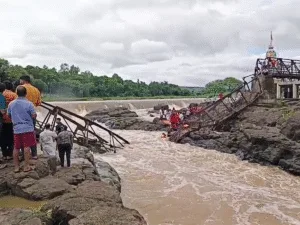 bridge collapsed on the Indrayani River many trapped death