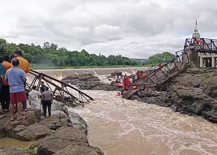 bridge collapsed on the Indrayani River many trapped death
