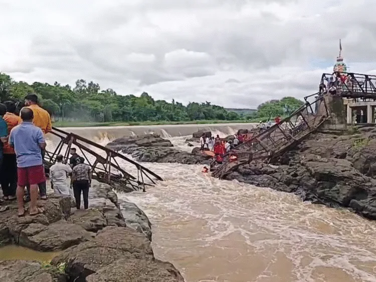 bridge collapsed on the Indrayani River many trapped death