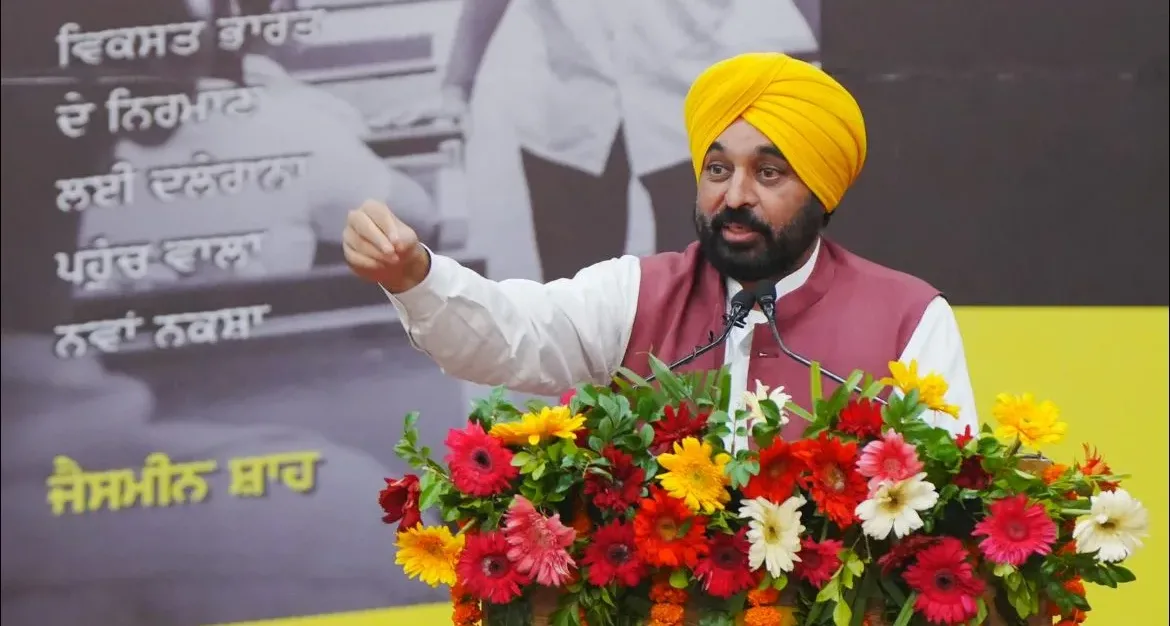 केजरीवाल, मान और सिसोदिया ने जैसमीन शाह की किताब 'केजरीवाल मॉडल' के पंजाबी संस्करण का किया विमोचन 3 01 e1751989683589