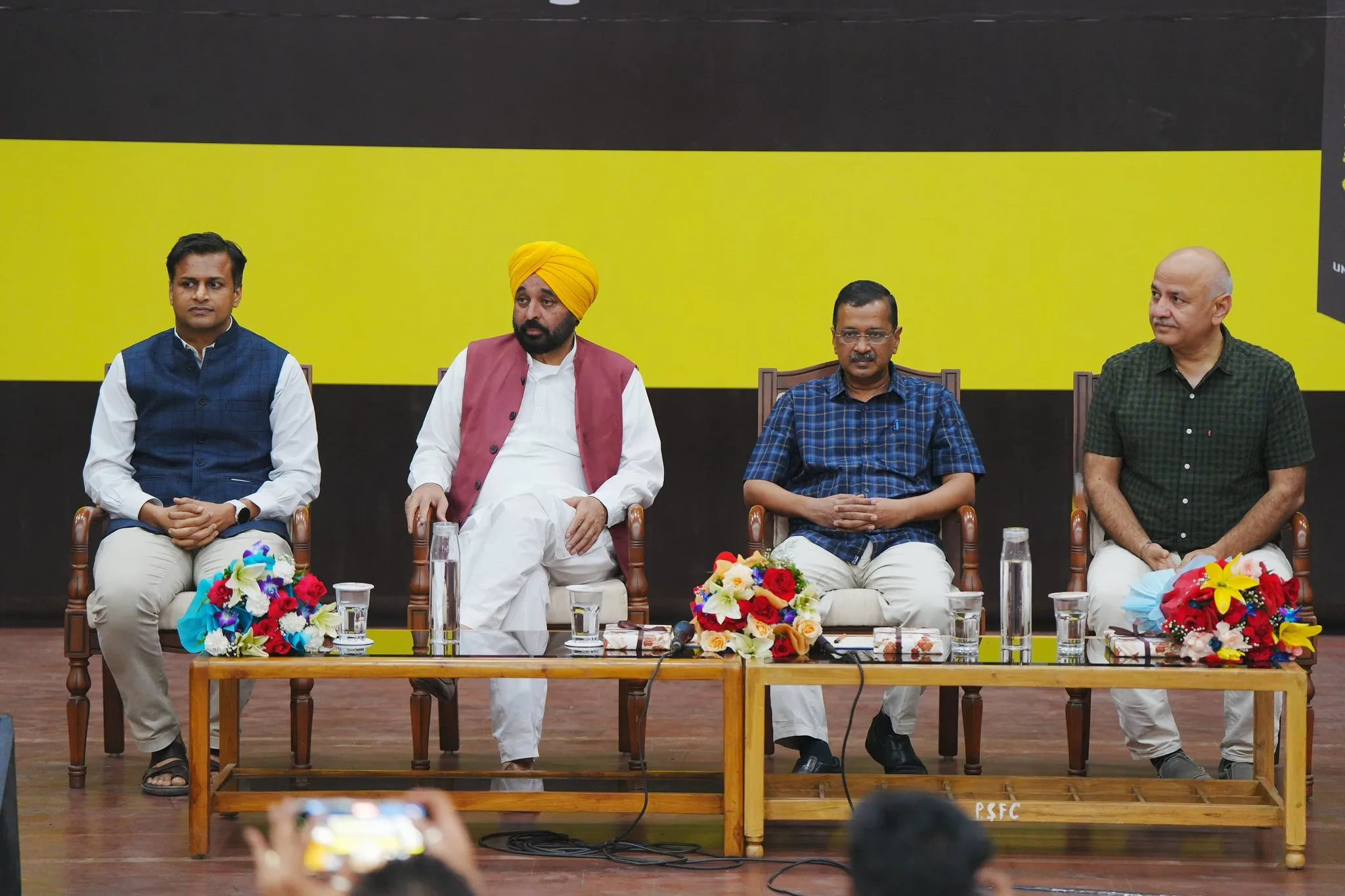 केजरीवाल, मान और सिसोदिया ने जैसमीन शाह की किताब 'केजरीवाल मॉडल' के पंजाबी संस्करण का किया विमोचन 2 02 2