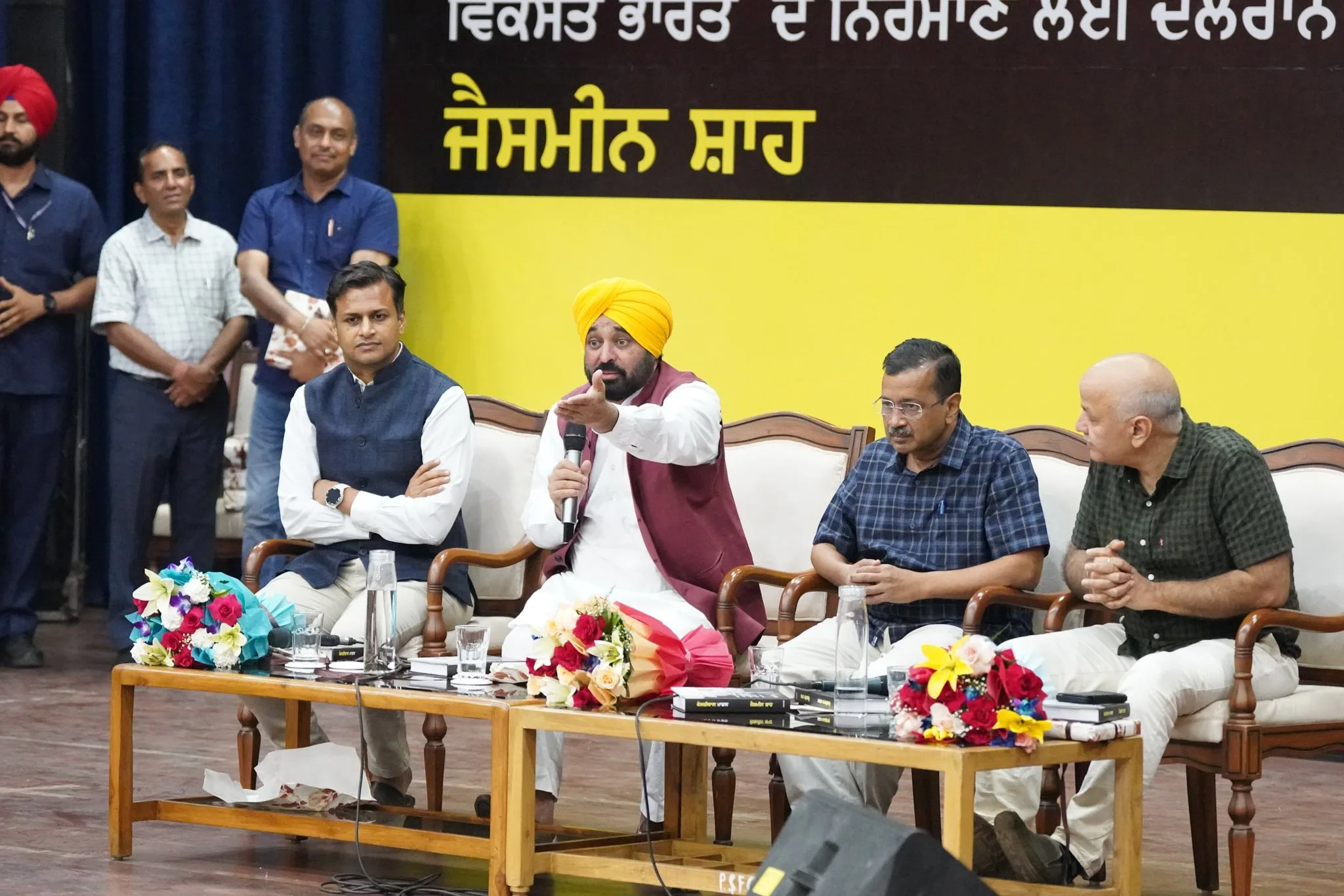 केजरीवाल, मान और सिसोदिया ने जैसमीन शाह की किताब 'केजरीवाल मॉडल' के पंजाबी संस्करण का किया विमोचन 4 04
