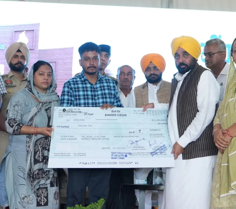 मुख्यमंत्री ने शहीद ए.एस.आई. धनवंत सिंह के परिजनों को सौंपा एक करोड़ रुपये का चेक 1 CM Mann Punjab