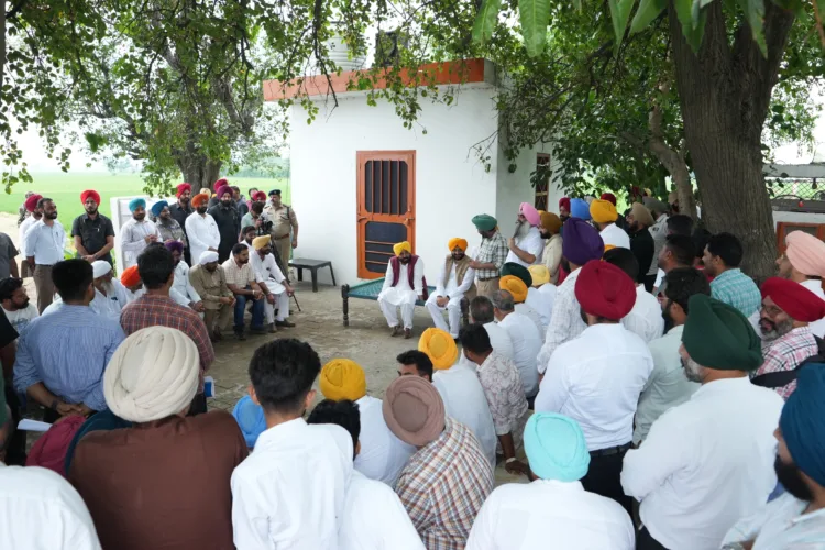 मुख्यमंत्री ने पेड़ों की छांव में बैठकर पंजाब के लोगों से की बातचीत 1 CM in Villagres