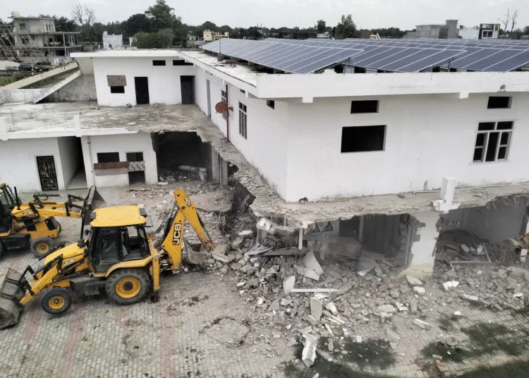 Yogi government took strong action against Changur Baba in illegal conversion case, bulldozer ran on luxurious mansion