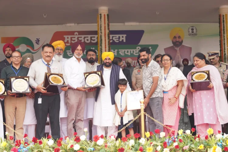 Punjab ने भेजी 13 Padma Awards सिफारिशें, 114 साल के Fauja Singh से लेकर Babbu Maan तक नाम शामिल 1 CM Mann punjab