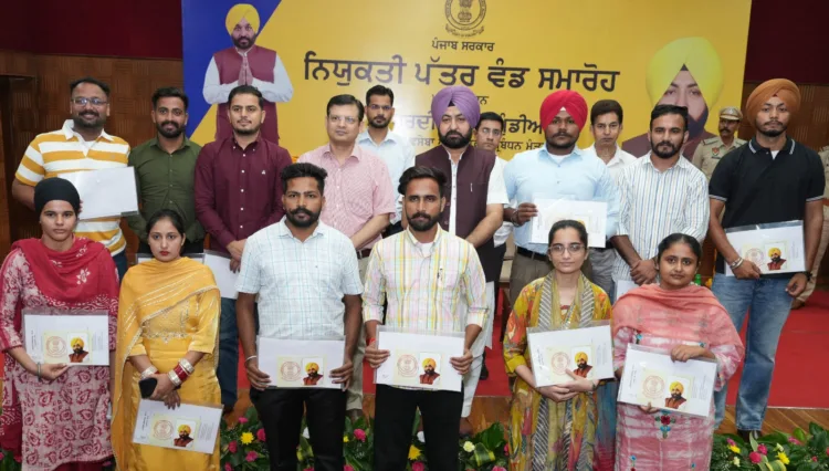 हरदीप सिंह मुंडियां ने 504 पटवारियों को सौंपे नियुक्ति पत्र 1 Hardeep Mundian