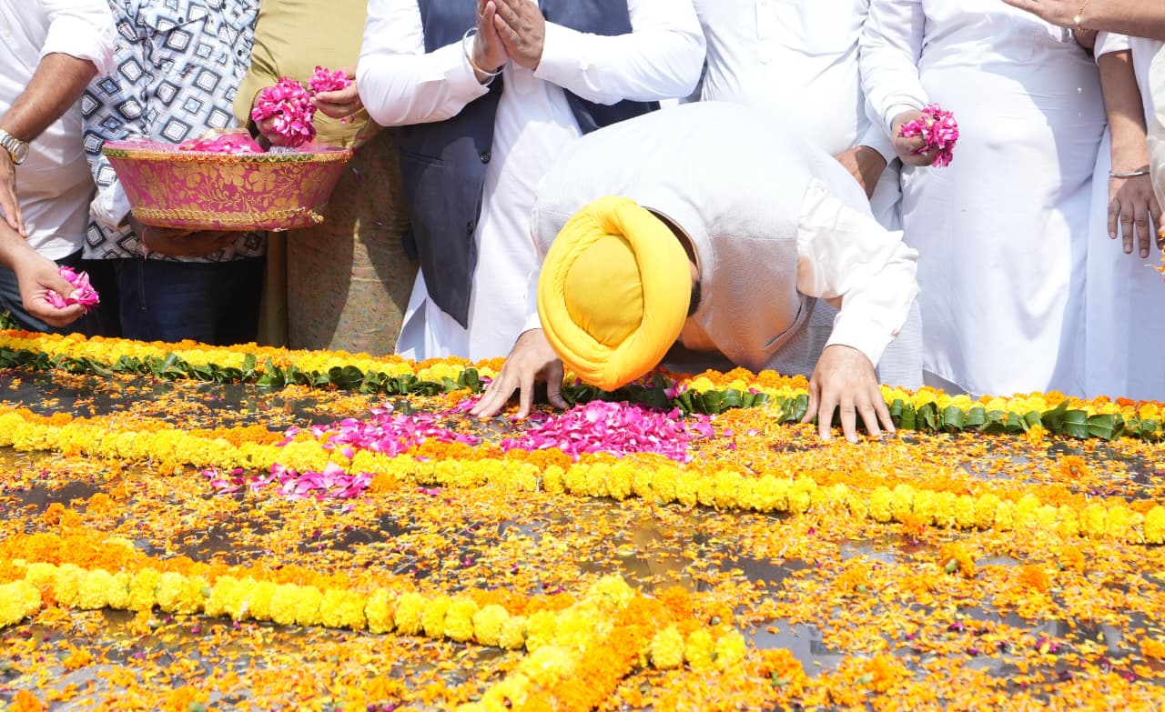 मुख्यमंत्री द्वारा खटकड़ कलां में शहीद-ए-आज़म भगत सिंह को श्रद्धा के फूल अर्पित 2 02 7