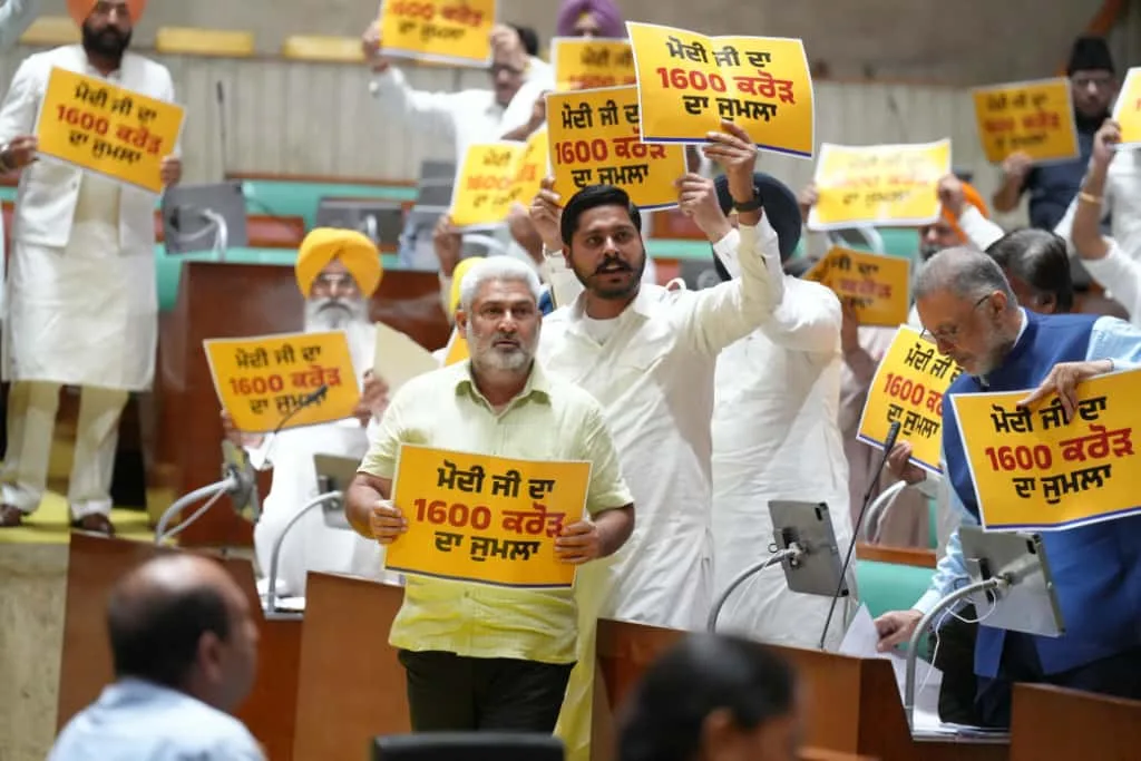 विधानसभा में गूँजे मोदी विरोधी नारे 2 11