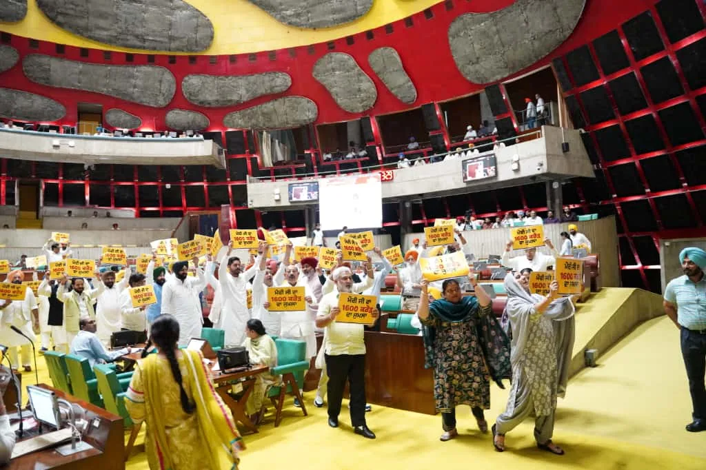 विधानसभा में गूँजे मोदी विरोधी नारे 3 22