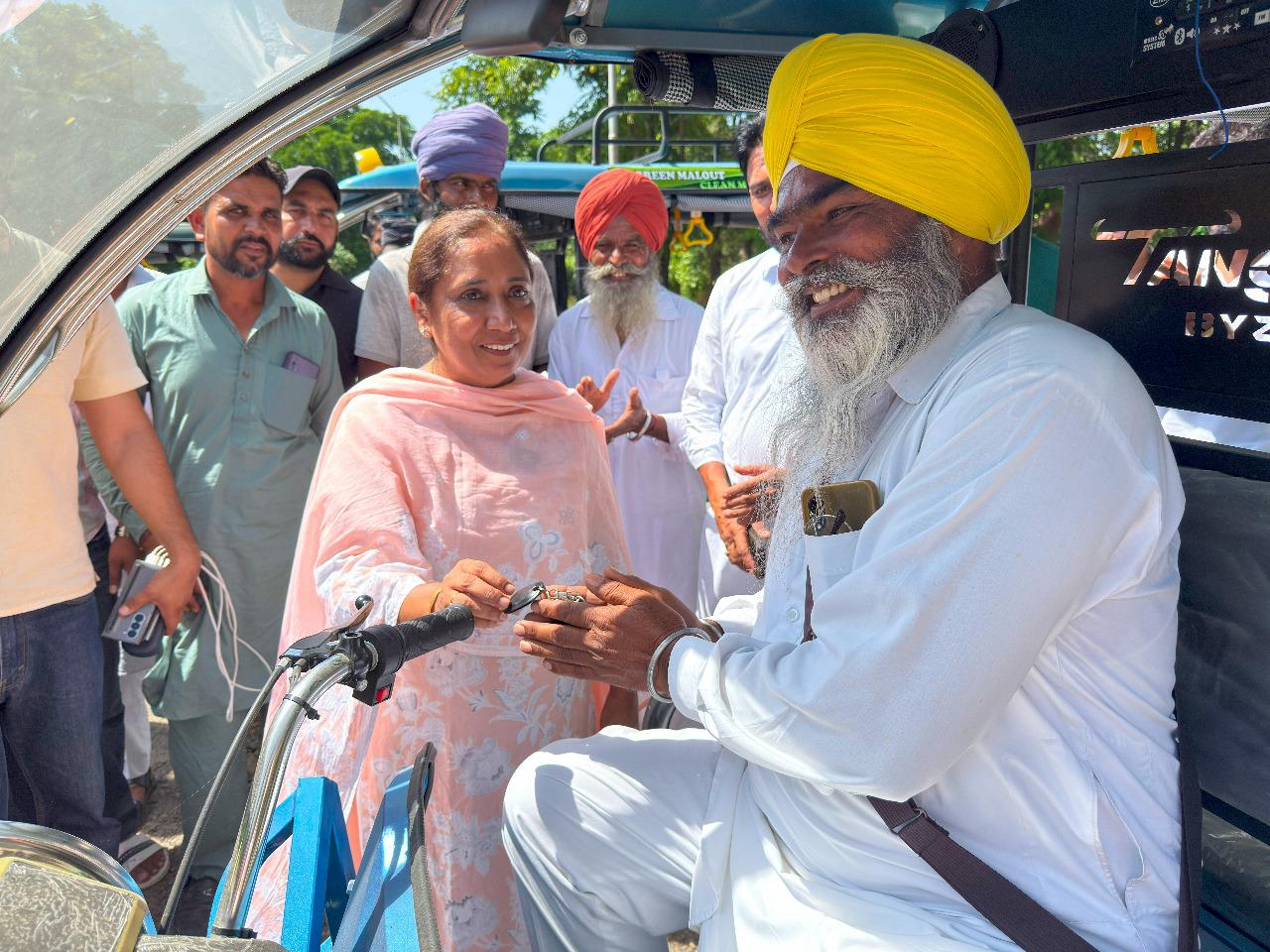 पर्यावरण की सुरक्षा और रोज़गार की ओर बड़ा कदम:मान सरकार ने ज़रूरतमंदों में बांटे ई-रिक्शा 1 Baljit Kaur