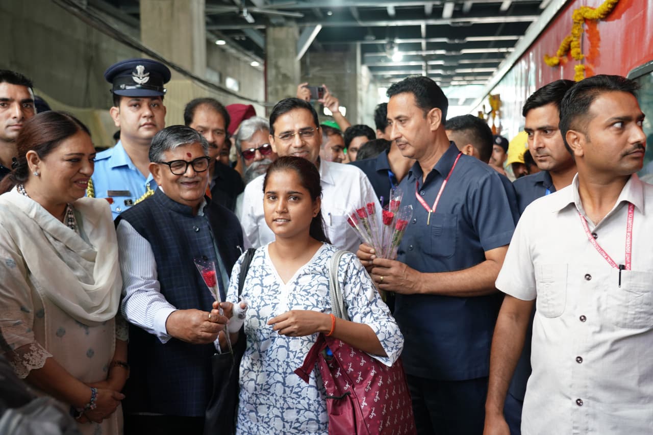 उदयपुर-चंडीगढ़ नई सुपरफास्ट ट्रेन का चंडीगढ़ रेलवे स्टेशन पर स्वागत किया 1 Gulab Chand