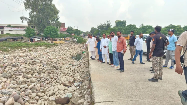 पंजाब में बाढ़ से अब तक 56 जानें गई,50 बाढ़ पीड़ित परिवारों को मुआवजा राशि वितरित की जा चुकी 1 पंजाब में बाढ़ से अब तक 56 जानें गई,50 बाढ़ पीड़ित परिवारों को मुआवजा राशि वितरित की जा चुकी