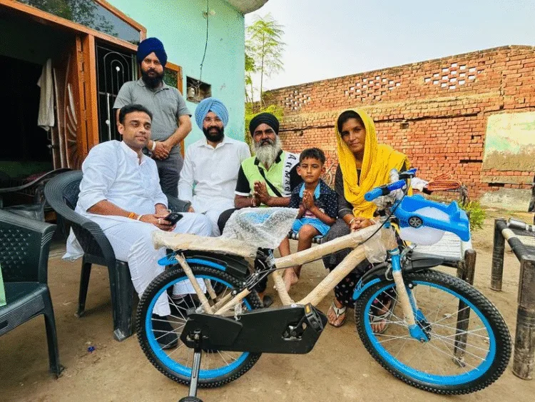 राहुल गांधी ने निभाया वादा: अमृतसर के बाढ़ पीड़ित बच्चे को भिजवाई नई साइकिल, वीडियो कॉल पर की बात 1 Rahul Gandhi Cycle Gift Video; Amritpal Singh