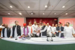 Punjabi Singer Mankirt Aulakh Honored by Akhilesh Yadav: पंजाब बाढ़ पीड़ितों की मदद पर मिला सम्मान