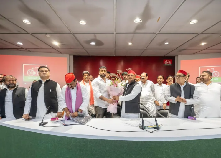 Punjabi Singer Mankirt Aulakh Honored by Akhilesh Yadav: पंजाब बाढ़ पीड़ितों की मदद पर मिला सम्मान