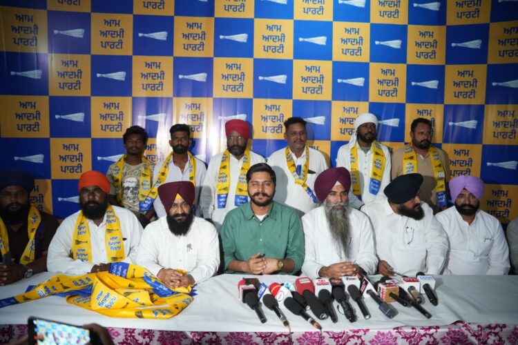 तरनतारन उपचुनाव से पहले भाजपा को बड़ा झटका, सैकड़ों भाजपा नेता 'आप' में हुए शामिल 1 01