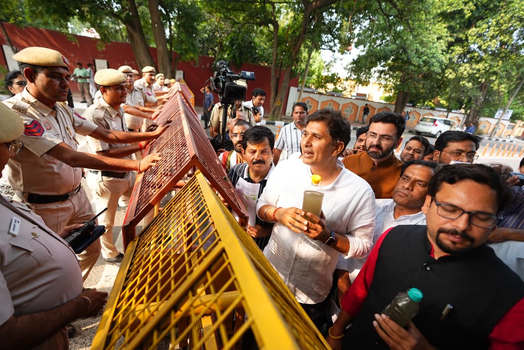 सीएम रेखा गुप्ता के घर यमुना का पानी लेकर पहुंचे "आप" नेताओं ने दी चुनौती, साफ है तो पीकर दिखाएं 3 1 21