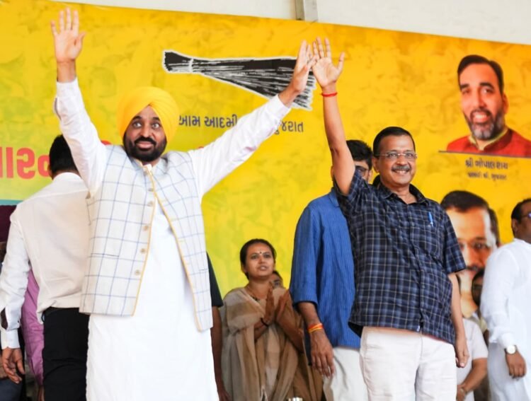 गुजरात में किसान दमन के खिलाफ महापंचायत में बोले केजरीवाल- भाजपा अत्याचारी सरकार, इस बार इसे जाना होगा