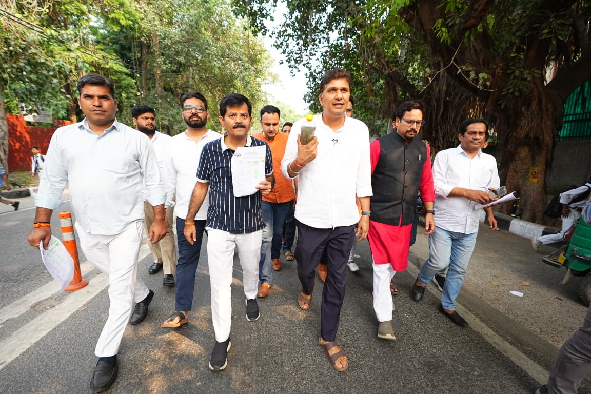 सीएम रेखा गुप्ता के घर यमुना का पानी लेकर पहुंचे "आप" नेताओं ने दी चुनौती, साफ है तो पीकर दिखाएं 2 2 16