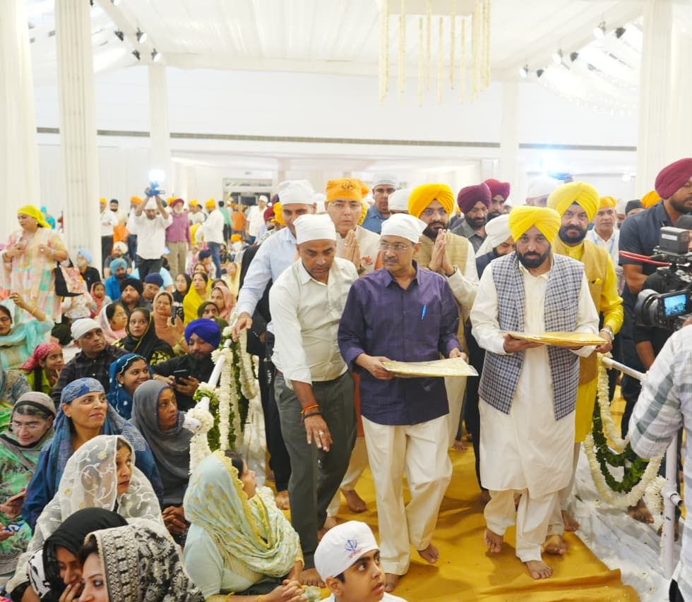 अरविंद केजरीवाल और भगवंत मान श्री गुरु तेग़ बहादर जी के 350वें शहादत दिवस के उपलक्ष्य में आयोजित कीर्तन दरबार में शामिल हुए 3 2 17