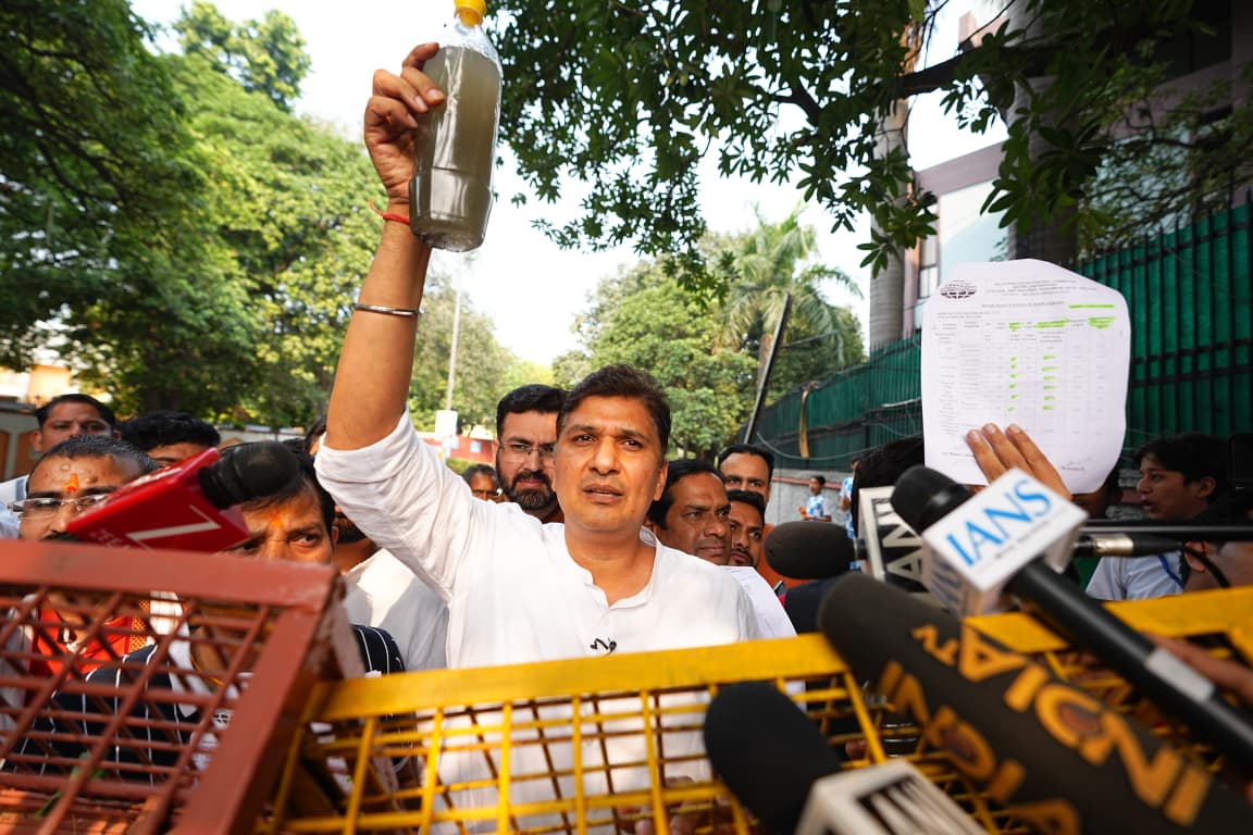 सीएम रेखा गुप्ता के घर यमुना का पानी लेकर पहुंचे "आप" नेताओं ने दी चुनौती, साफ है तो पीकर दिखाएं 4 3 14