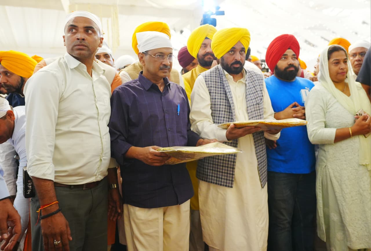 अरविंद केजरीवाल और भगवंत मान श्री गुरु तेग़ बहादर जी के 350वें शहादत दिवस के उपलक्ष्य में आयोजित कीर्तन दरबार में शामिल हुए 4 3 15