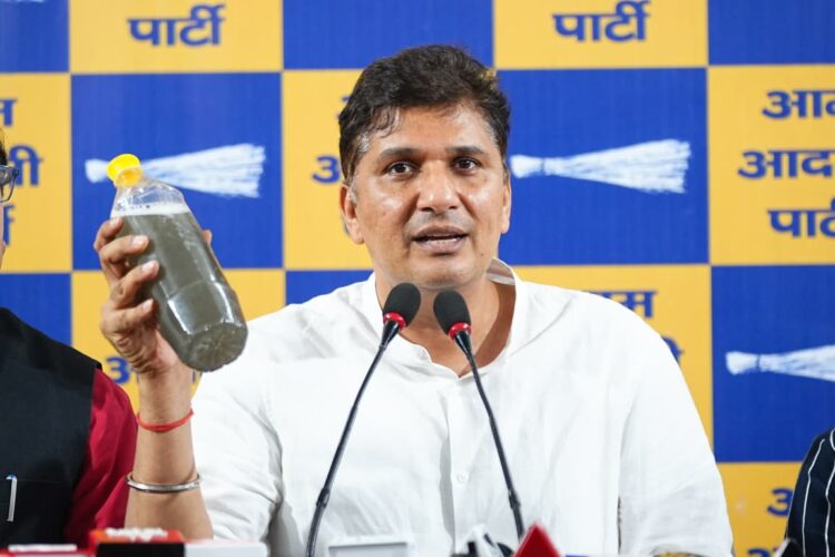 सीएम रेखा गुप्ता के घर यमुना का पानी लेकर पहुंचे "आप" नेताओं ने दी चुनौती, साफ है तो पीकर दिखाएं 1 Aap