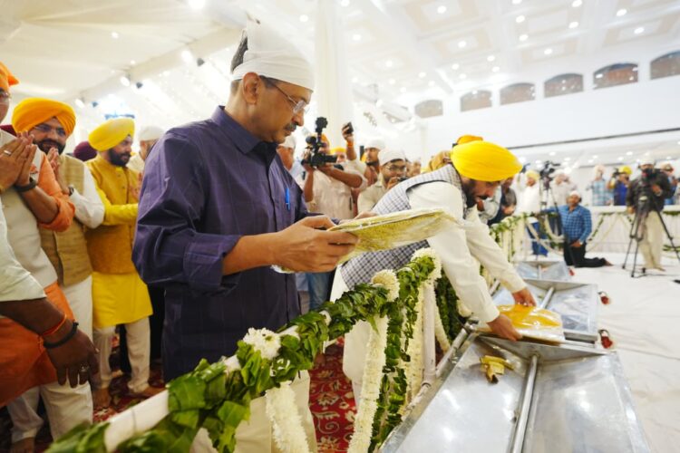 अरविंद केजरीवाल और भगवंत मान श्री गुरु तेग़ बहादर जी के 350वें शहादत दिवस के उपलक्ष्य में आयोजित कीर्तन दरबार में शामिल हुए 1 Cm mann