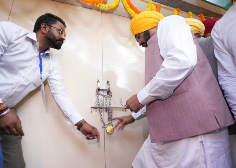 आर.टी.ओ. कार्यालय लगाया ताला अब 1076 डायल करने पर घर आ कर कार्य करेंगे आर टी ओ कर्मचारी