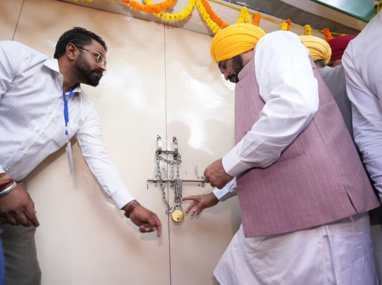 आर.टी.ओ. कार्यालय लगाया ताला अब 1076 डायल करने पर घर आ कर कार्य करेंगे आर टी ओ कर्मचारी 1 आर.टी.ओ. कार्यालय लगाया ताला अब 1076 डायल करने पर घर आ कर कार्य करेंगे आर टी ओ कर्मचारी