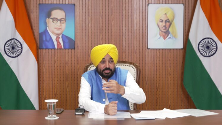 बाढ़ से तबाह किसानों के कंधे से कंधा मिला खड़े है CM मान 1 Cm mann