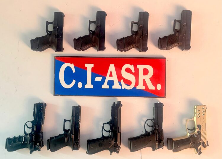 सरहद पार से चल रहे अवैध हथियारों की तस्करी के नेटवर्क का पर्दाफाश; नौ पिस्तौलों सहित तीन गिरफ्तार 1 Crime News