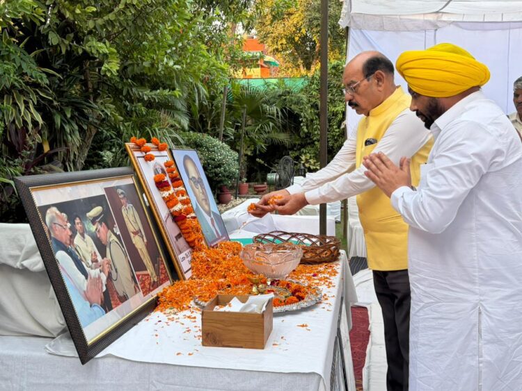 हरभजन सिंह ई.टी.ओ., डॉ. रवजोत सिंह और मोहिंद्र भगत द्वारा वाई. पूरन कुमार के परिवार से मुलाकात 1 Harbhajan eto