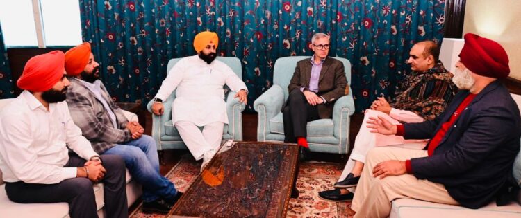 नौवें पातशाह का 350वां शहीदी दिवस: जम्मू-कश्मीर के मुख्यमंत्री से की मुलाकात, कार्यक्रमों में शामिल होने का दिया निमंत्रण 1 Harjot