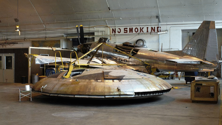 US Air Force 'Hangar 18' Mystery: 3 मौतें... UFO या मर्डर-सुसाइड? 1 UFO