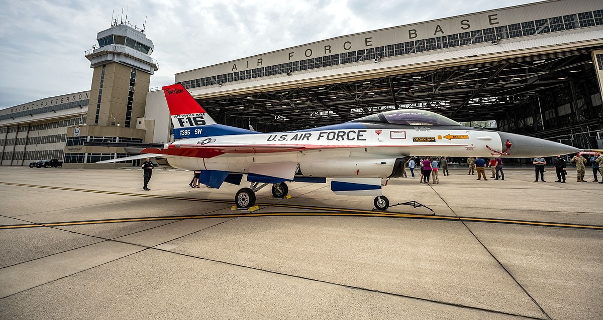 US Air Force 'Hangar 18' Mystery: 3 मौतें... UFO या मर्डर-सुसाइड? 2 US Air Force Hangar 18 Mystery