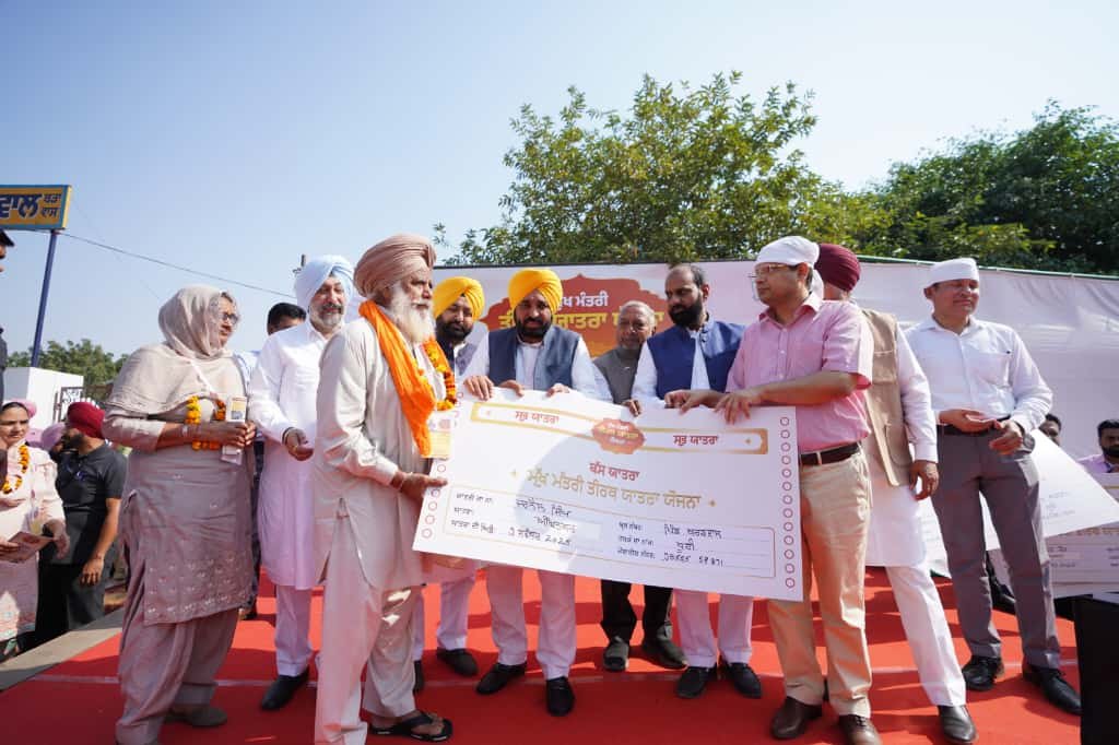 मुख्यमंत्री ने श्रद्धालुओं को दर्शन के लिए अमृतसर ले जाने वाली बसों के पहले जत्थे को हरी झंडी दिखाकर किया रवाना 6