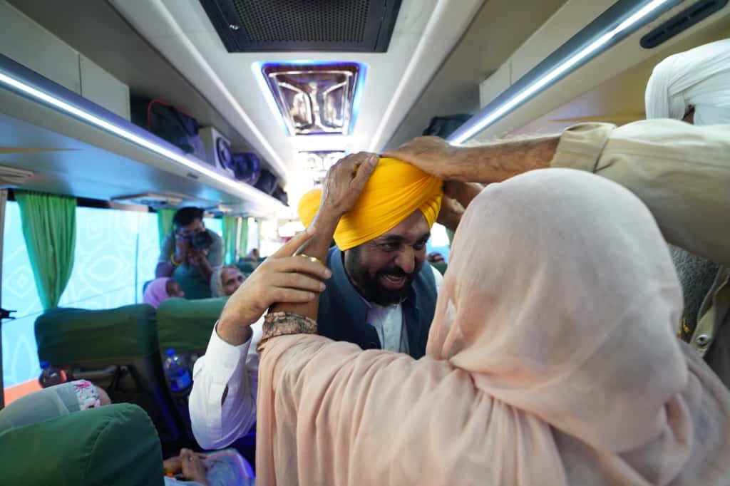 मुख्यमंत्री ने श्रद्धालुओं को दर्शन के लिए अमृतसर ले जाने वाली बसों के पहले जत्थे को हरी झंडी दिखाकर किया रवाना 5