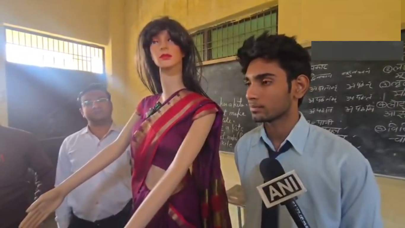 Bulandshahr के छात्र का कमाल: 'Robot' फिल्म से प्रेरित होकर बनाई साड़ी वाली AI Teacher 2 AI Teacher