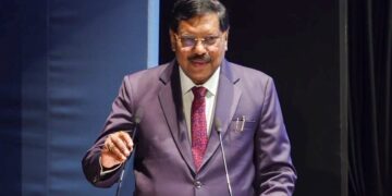 CJI BR Gavai: 'मैं बौद्ध हूं, लेकिन पंथनिरपेक्ष', विदाई भाषण में भावुक हुए CJI गवई 15 CJI BR Gavai