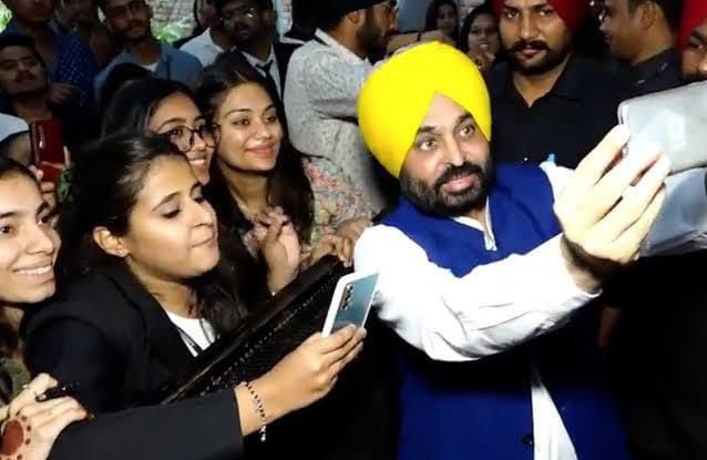 महिलाओं की सेहत मान सरकार की प्राथमिकता!‘नवी दिशा’ से पंजाब की 13 लाख से ज़्यादा महिलाएं पा रही हैं हर महीने मुफ्त सैनिटरी पैड 1 महिलाओं की सेहत मान सरकार की प्राथमिकता!‘नवी दिशा’ से पंजाब की 13 लाख से ज़्यादा महिलाएं पा रही हैं हर महीने मुफ्त सैनिटरी पैड