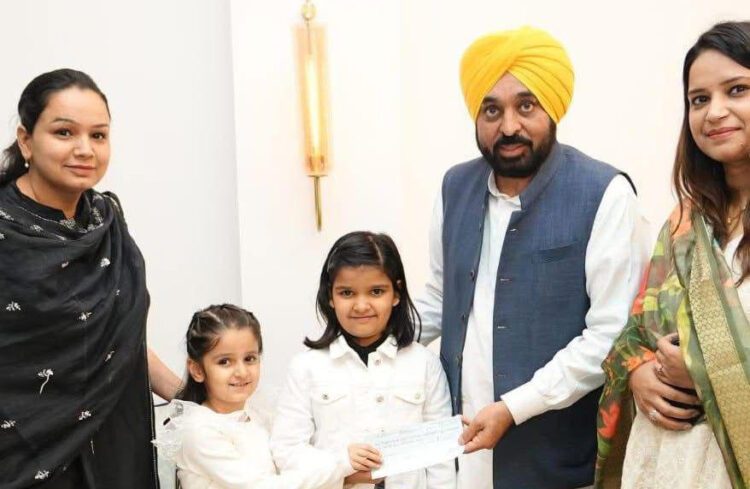 बच्चियों की पहली कमाई, बनी दूसरों की आशा