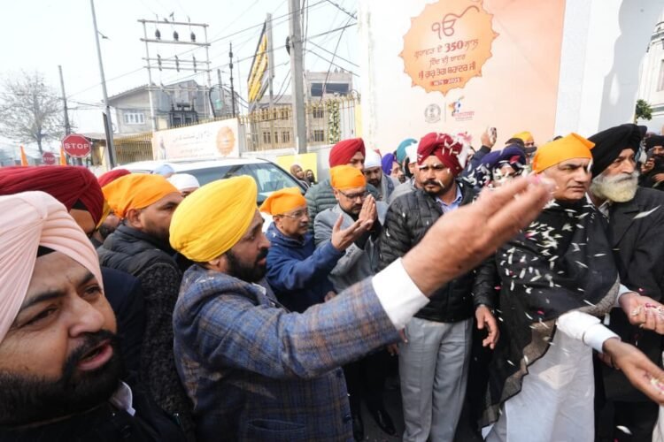 श्रीनगर से विशाल नगर कीर्तन रवाना, मान, केजरीवाल और उमर अब्दुल्ला ने की शिरकत