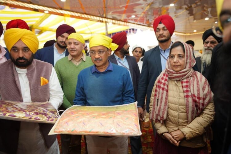 पवित्र शहर घोषणा के बाद मान-केजरीवाल ने गुरु साहिब के चरणों में टेका मत्था 1 CM Mann