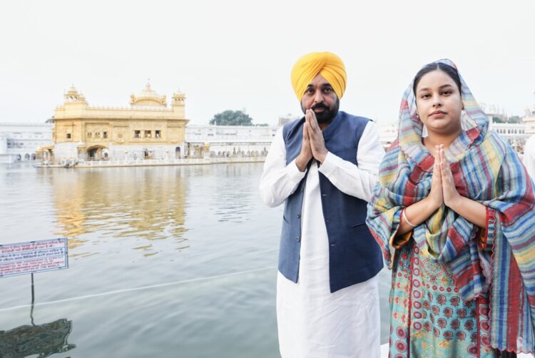 पहले पातशाह श्री गुरु नानक देव जी के प्रकाश पर्व के अवसर पर मुख्यमंत्री ने श्री हरमंदिर साहिब में मत्था टेका 1 Cm Mann