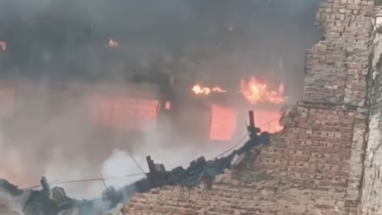 Wazirpur Industrial Area Fire: दिल्ली की बर्तन फैक्ट्री में लगी भीषण आग, 9 Fire Tenders पहुंचे 1 Delhi Factory Fire