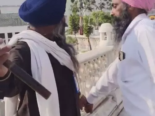 Golden Temple Incident: शराब पीकर घुसा युवक, बोला- 'किरपाण पहनकर पीता हूं' 1 Golden Temple Incident