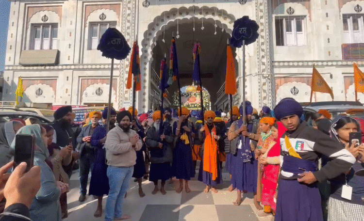 श्रीनगर से शुरू हुए नगर कीर्तन का जम्मू की संगत द्वारा खालसाई जाहो-जलाल के साथ स्वागत 1 Guru Ghar