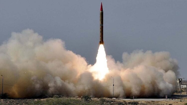 पाकिस्तान के पास 170 Nuclear Weapon, जानें India का Defence System कैसे करेगा सामना 1 Nuclear Weapon